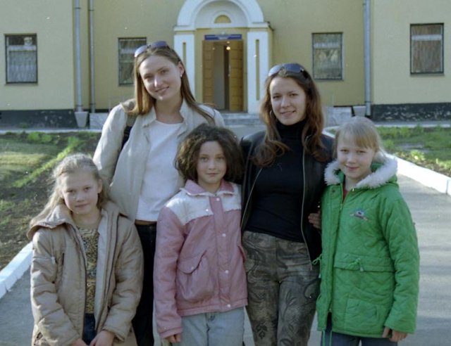 Маша и Оля с детьми из приюта